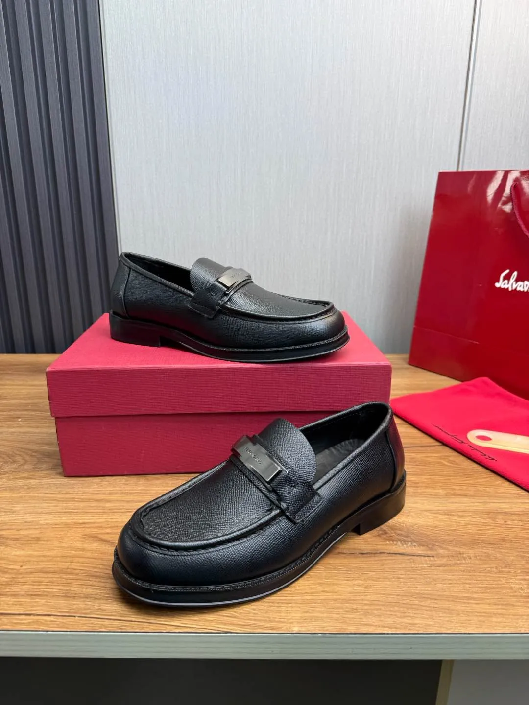 Men's shoes 💰880💰 Ferragamo. [Ferragamo] men's thick-soled loafers, the latest hot style, 1:1 original purchase quality, top quality, imported open-edge beaded cowhide leather on the upper, hand-made three-dimensional stitching highlights the round toe design, the inner foot pads are all imported cowhide, with original lightweight foam outsole, matching code 39-44, (38, 45 custom-made, non-refundable)